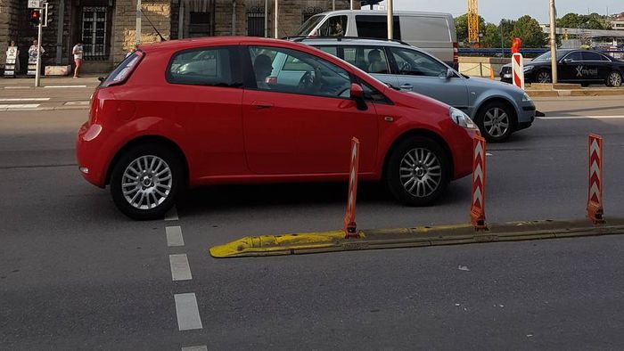 Rotes Auto am Stuttgarter Hauptbahnhof