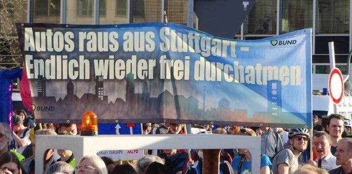 Banner "Autos raus aus Stuttgart - endlich wieder frei durchatmen" 