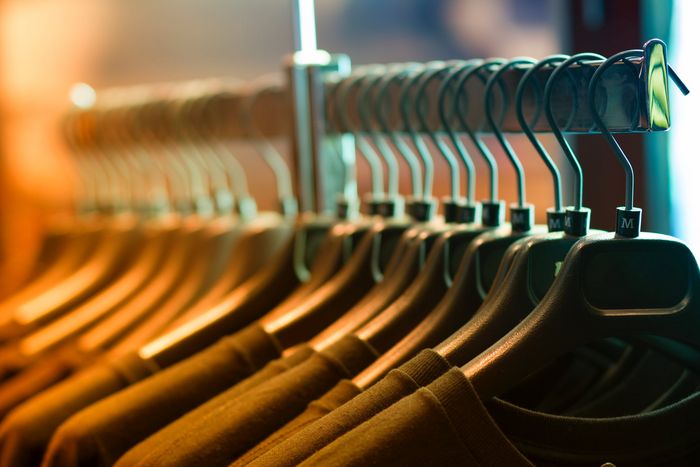 T-Shirts auf Kleiderstange. 