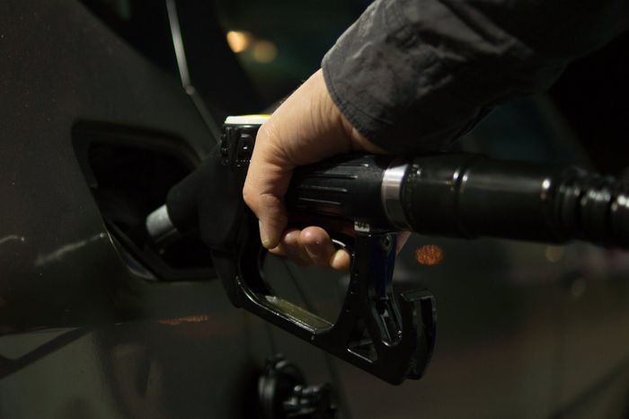 Schwarzes Auto an Tankstelle. 