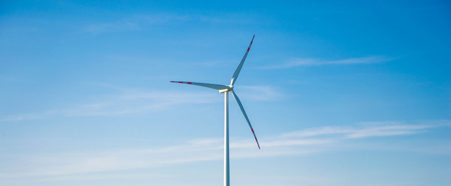 Windrad mit blauem Himmel