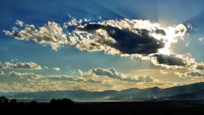 Wolke und Sonne im Himmel