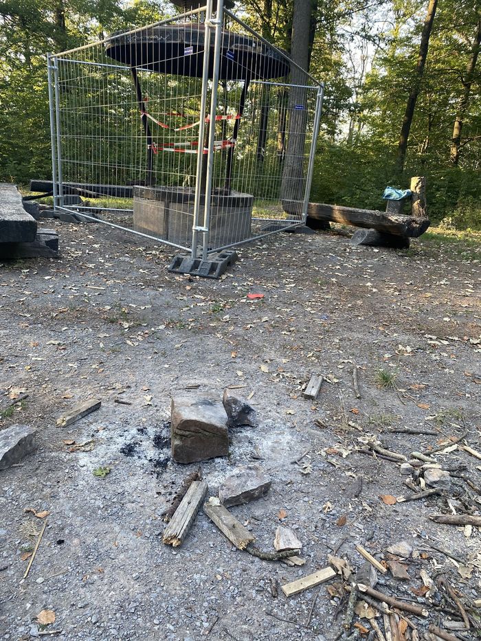 wilde Grillstelle die gebrannt hat