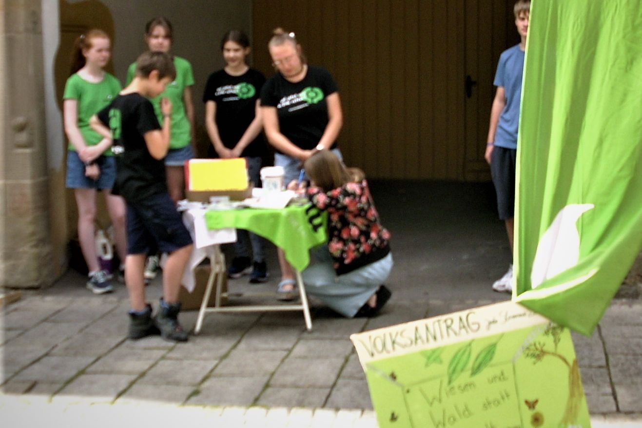 Jugendgruppe beim Unterschriften sammeln