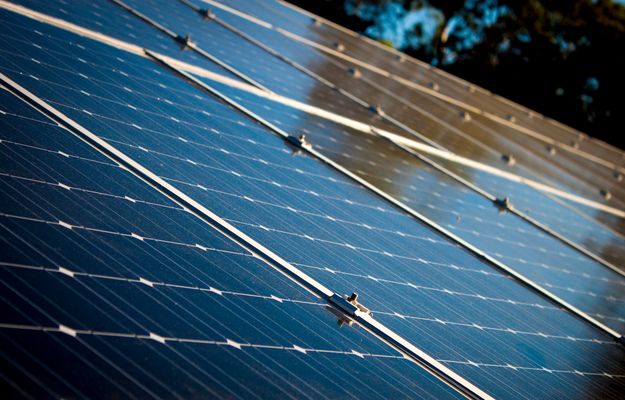 Photovoltaik-Anlage spiegelt blauen Himmel